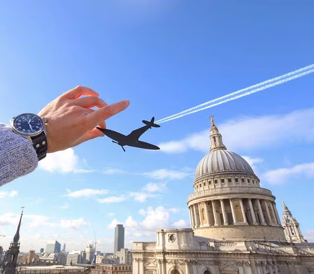 Một màn lộn nhào của máy bay giấy khi Rich McCor tới thăm "Thánh địa" của người Công Giáo Vantican tại Italy.