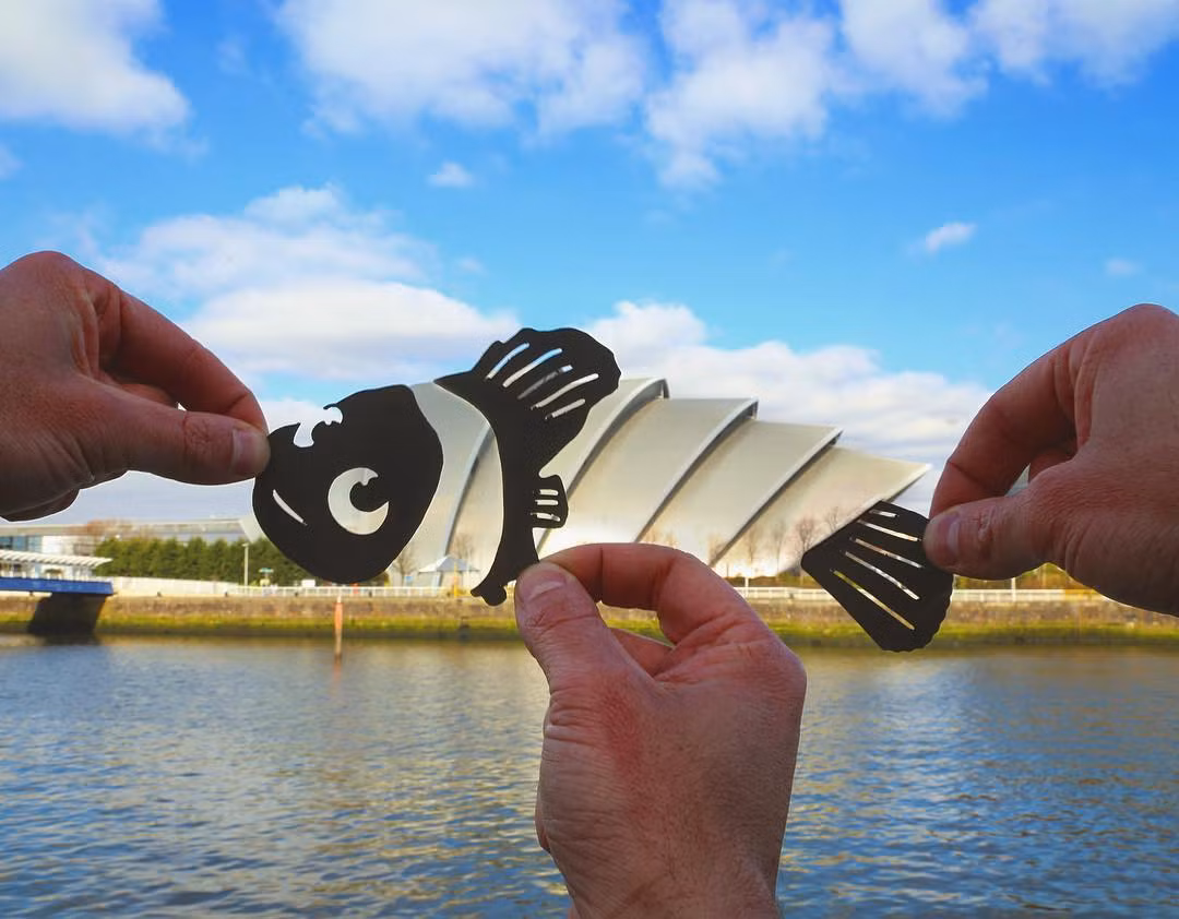 Rich McCor là một nghệ sĩ sinh năm 1987 đến từ Anh. Mới đây, anh khiến nhiều người yêu du lịch phải chú ý tới mình khi tung ra bộ ảnh du lịch vòng quanh thế giới với một người bạn đồng hành khiến nhiều người vô cùng bất ngờ.