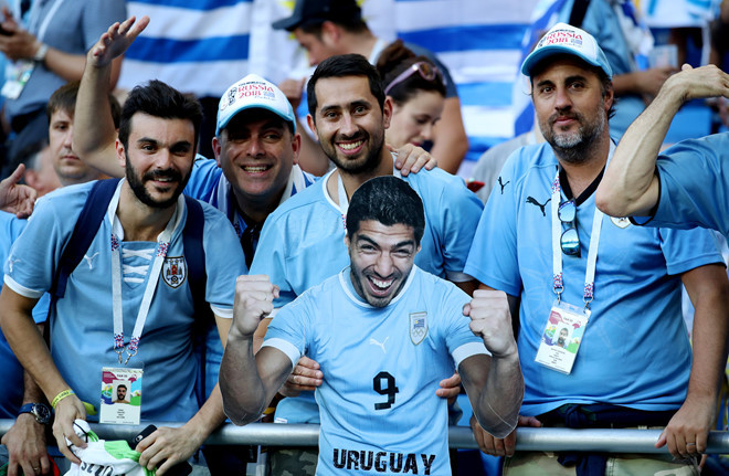 Uruguay và Ả Rập Xê-út bước vào trận đấu thứ hai tại bảng A World Cup 2018 với tâm thế buộc phải thắng. Trong khi Uruguay phải tranh ngôi đầu bảng với chủ nhà để tránh Tây Ban Nha hoặc Bồ Đào Nha ở vòng 1/16 thì Ả Rập Xê-út buộc phải có 3 điểm để nuôi hy vọng đi tiếp. Chính vì vậy, cả hai đội nhập cuộc với tốc độ nhanh, mong sớm giành lợi thế trên bảng tỉ số.