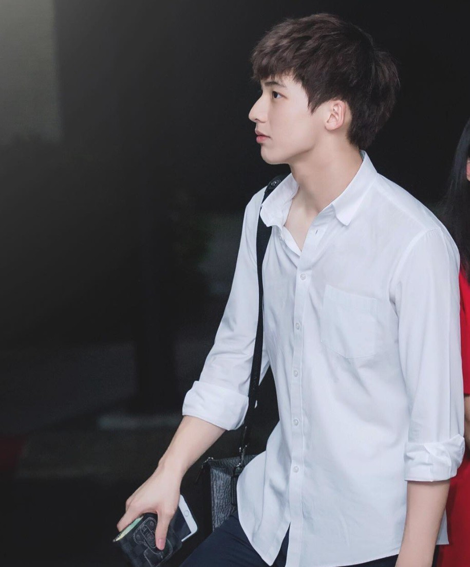 Cậu bạn được nhắc đến với biệt danh "Nam thần sơ mi trắng" là Ponlawit Ketprapakorn (sinh năm 1999, đang là sinh viên năm nhất Đại học Chulalongkorn, Thái Lan).