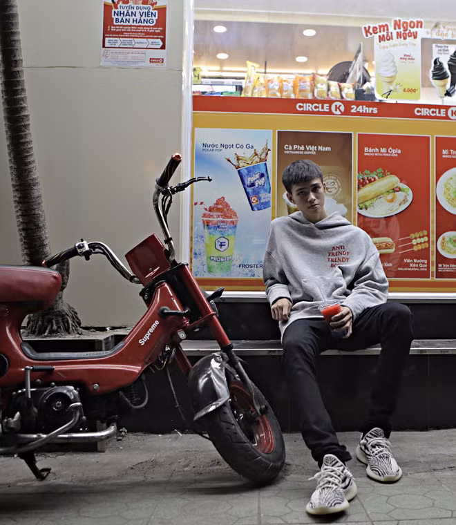 Gia Huy thường chơi game và đi tập street workout cùng các bạn. Trong thời gian sắp tới, cậu bạn sẽ chú tâm vào học tập nhiều hơn để chuẩn bị cho kì thi tốt nghiệp và đại học