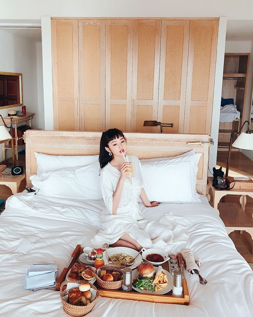 Mỗi lần đi du lịch, Hoàng Anh Apple lại khiến người khác ghen tị vì những bức ảnh lung linh chụp ở các resort, nhà hàng cao cấp.