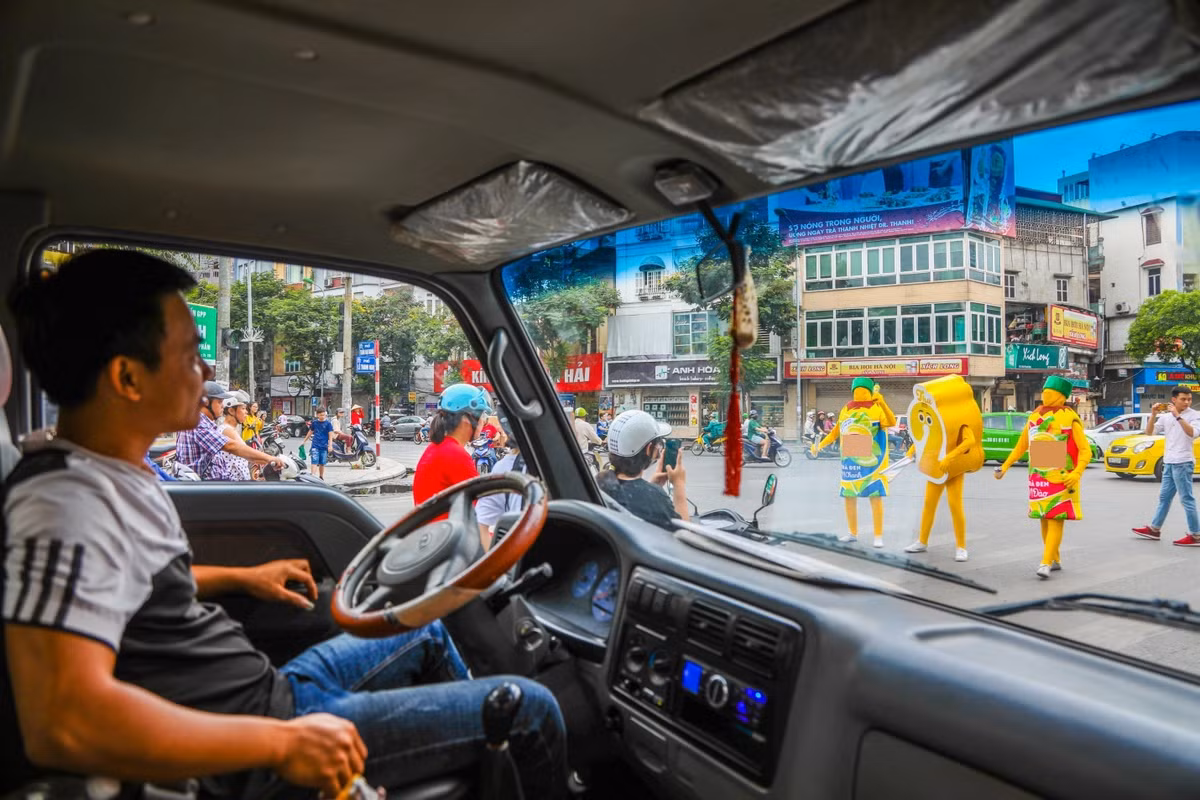 Đa phần nhiều người tỏ ra thích thú với hình thức quảng cáo này bởi nó khiến người đi đường cảm thấy thời gian chờ đợi, đèn xanh, đèn đỏ trôi nhanh hơn và không làm thấy chán nản khi phải chờ đèn tín hiệu.