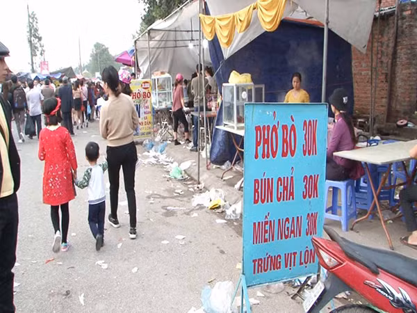 Hội Lim (Bắc Ninh) là một lễ hội lớn đầu xuân vùng Kinh Bắc được tổ chức từ ngày 12 đến 14 tháng Giêng hàng năm, chính hội được tổ chức vào ngày 13. Gần về chiều của ngày chính hội, số lượng rác thải hầu hết là hộp đựng thức ăn, túi ni lông, vỏ bánh, trái cây, hoa quả của du khách đến lễ đã nhan nhản khắp lối đi.