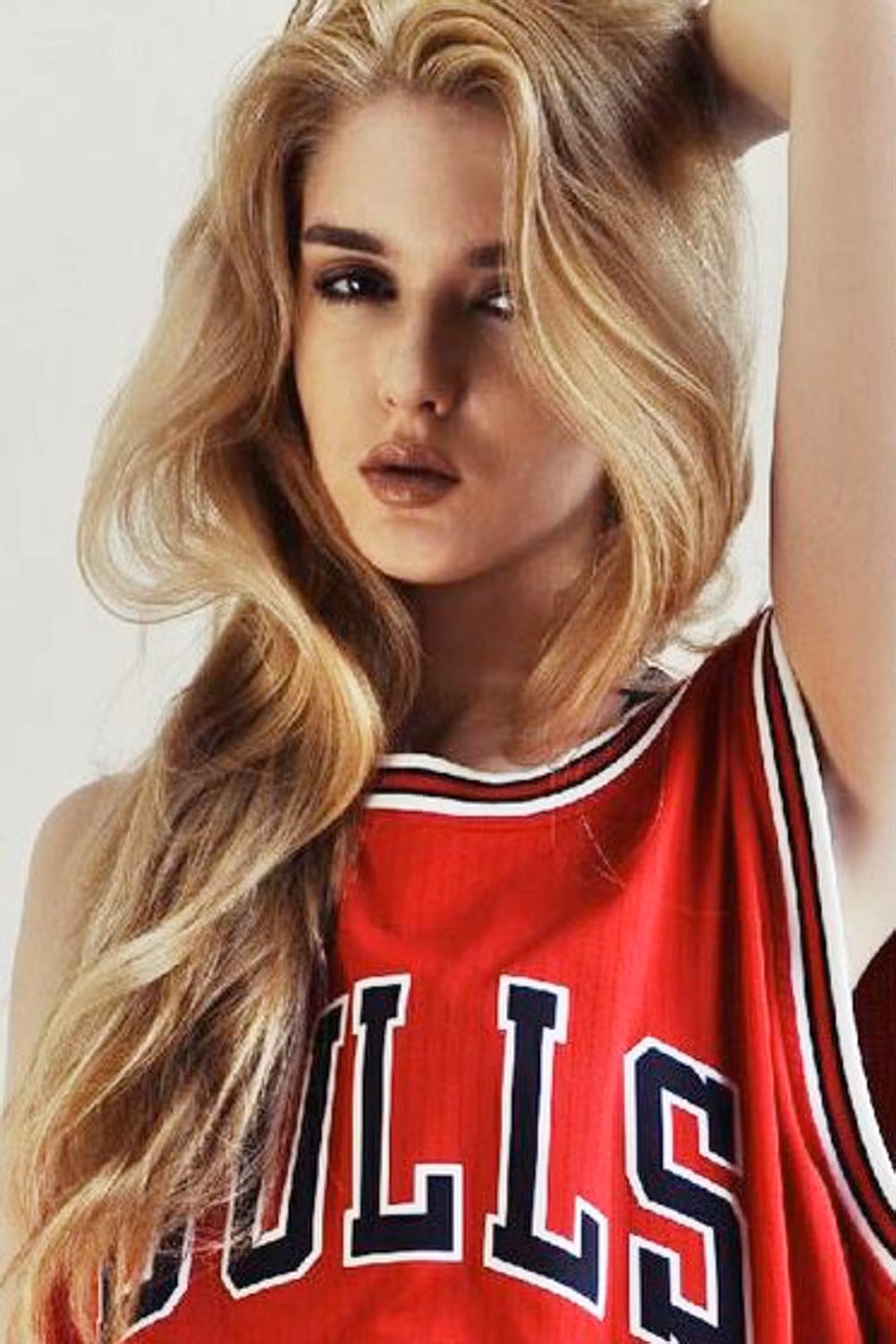 Trước đó, cũng chính Alisa Manyonok là gương mặt đại diện cho nước Nga tranh tài ở cuộc thi Siêu mẫu Quốc tế 2015, được tổ chức hồi tháng 2 vừa qua tại Thái Lan.