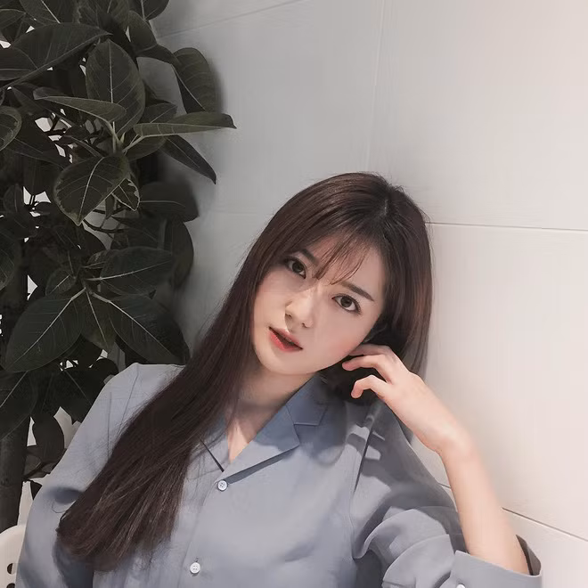 Chính việc không quá phô trương, khoe mẽ cuộc sống riêng tư của mình trong cộng đồng mạng của Son Jiyoung càng khiến nhiều dân mạng tò mò muốn tìm hiểu tính cách của cô nàng hot girl xinh đẹp này.