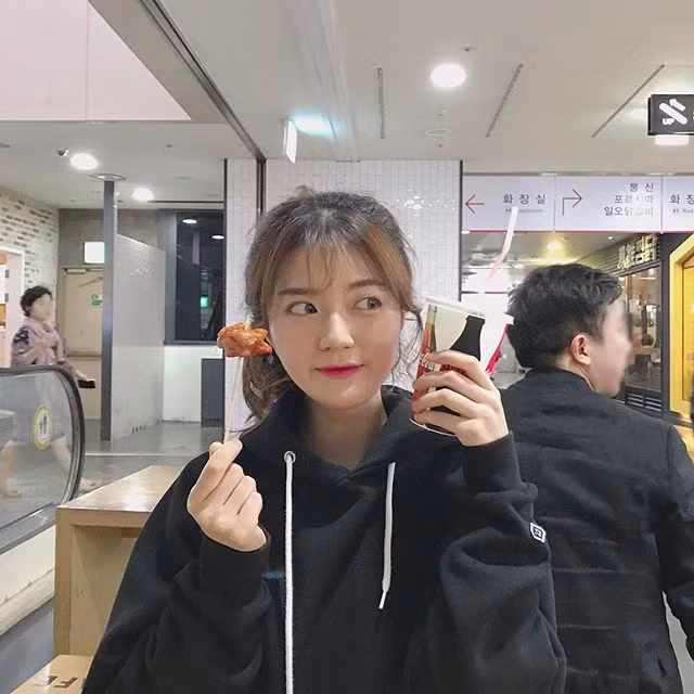 Nhiều người nhận xét thoạt nhìn Jiyoung có những nét giống hot girl Tú Linh M.U của Việt Nam, và cũng có những lúc nhìn cô bạn baby như nữ diễn viên Park Boyoung nữa.