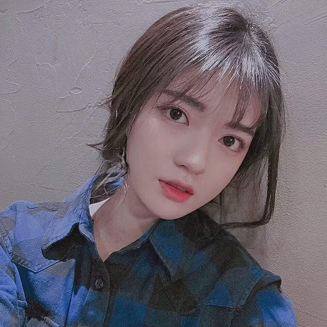 @uare_mine có tên thật là Son Jiyoung, đến từ Hàn Quốc năm nay 24 tuổi . Sở hữu ngoại hình da trắng, môi hồng quen thuộc, nhưng cô nàng hot girl này vẫn khiến người ta chú ý tới mình bằng vẻ tự nhiên vốn có.