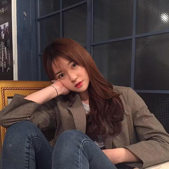 Cho dù giống ai đi nữa nhưng Jiyoung vẫn khiến nhiều người phải mê mệt vì nhan sắc tự nhiên của mình thông qua những bức ảnh ít ỏi trên trang cá nhân.