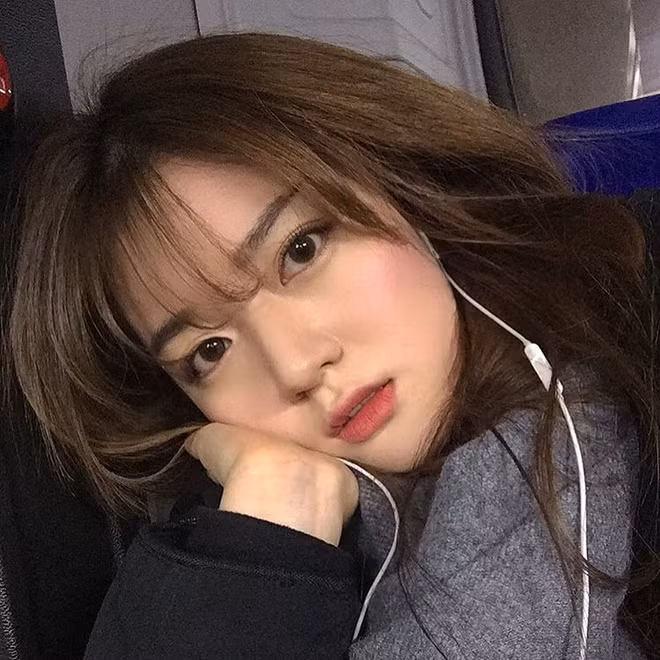 Những ngày qua trong cộng đồng mạng Việt, rất nhiều bạn trẻ xôn xao và bất ngờ khi xuất hiện một cô gái rất giống với hot girl Tú Linh một trong những cô nàng fan CLB M.U nổi tiếng tại Việt Nam.