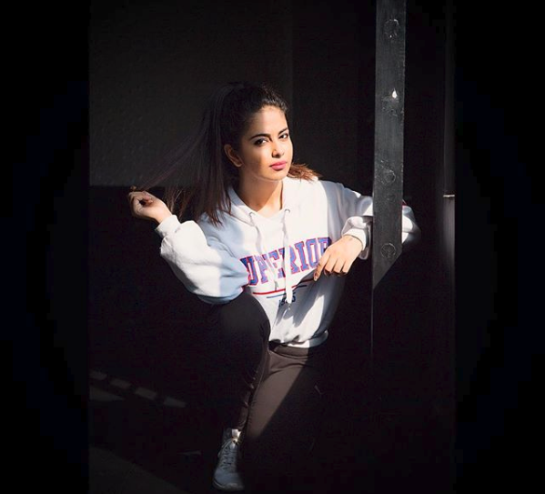 Ấp ủ giấc mơ trở thành Hoa hậu Hoàn vũ Ấn Độ nhưng may mắn đã không mỉm cười với Avika. Mộng không thành, cô nàng trở lại với bộ môn nghệ thuật thứ 7 và sự nghiệp diễn xuất của cô đã "lên như diều gặp gió".