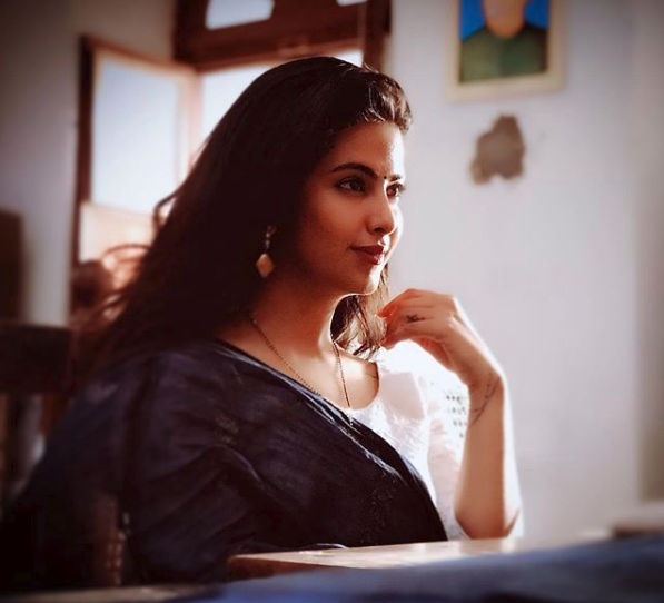 Avika sinh năm 1997, cô tham gia đóng phim từ khi mới 11 tuổi và được giới chuyên môn đánh giá rất tốt về khả năng diễn xuất. Sau thành công ở cô dâu 8 tuổi, nữ diễn viên trẻ tuổi này trở thành cái tên quen thuộc xuất hiện trong các bộ phim và show truyền hình tại quê nhà.