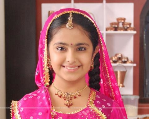 Năm 2015, cụm từ khóa "Cô Dâu 8 Tuổi" trở nên vô cùng hot trên MXH, hàng loạt các thông tin liên quan đến dàn diễn viên của bộ phim Ấn Độ này được khai thác. Trong đó cái tên được nhắc tới nhiều nhất đó là Avika Gor– nữ diễn viên thủ vai Anandi lúc nhỏ.