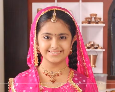 Năm 2015, cụm từ khóa "Cô Dâu 8 Tuổi" trở nên vô cùng hot trên MXH, hàng loạt các thông tin liên quan đến dàn diễn viên của bộ phim Ấn Độ này được khai thác. Trong đó cái tên được nhắc tới nhiều nhất đó là Avika Gor– nữ diễn viên thủ vai Anandi lúc nhỏ.