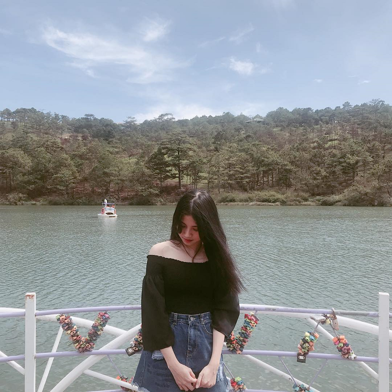 Trên trang Instagram, khoảng 3 tuần trước, Lan Thy đã đăng tải nhiều bức ảnh "du hí" được chụp tại một số địa điểm du lịch nổi tiếng của Đà Lạt như Hồ Tuyền Lâm, Thung Lũng Tình Yêu....