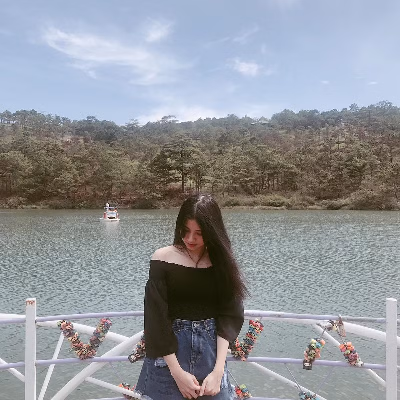 Trên trang Instagram, khoảng 3 tuần trước, Lan Thy đã đăng tải nhiều bức ảnh "du hí" được chụp tại một số địa điểm du lịch nổi tiếng của Đà Lạt như Hồ Tuyền Lâm, Thung Lũng Tình Yêu....