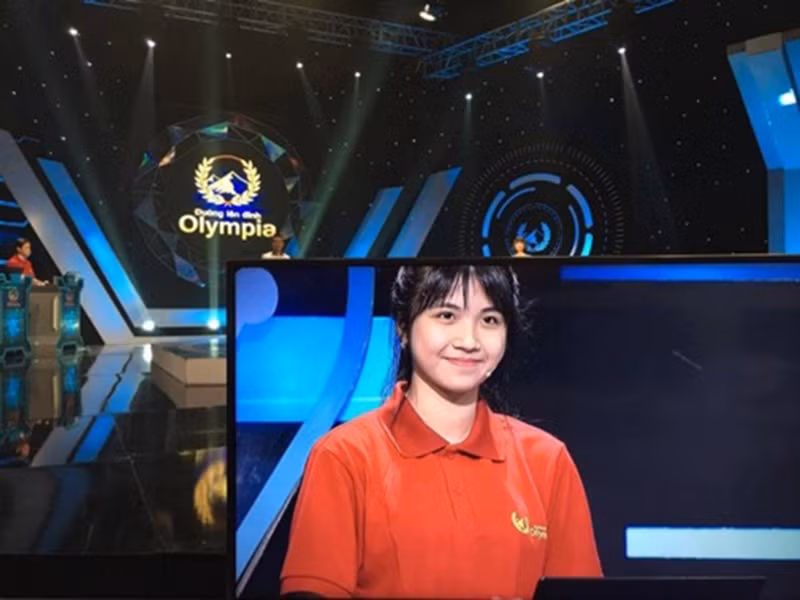 Lan Thy trở nên nổi tiếng hơn khi tham gia chương trình Đường lên đỉnh Olympia vào tháng 3/2016. Nữ sinh này nhanh chóng nhận được nhiều lời khen về nhan sắc và khiến MC Tùng Chi phải thốt lên rằng: "Có khá nhiều khán giả là nam đang thổn thức vì bạn đấy".