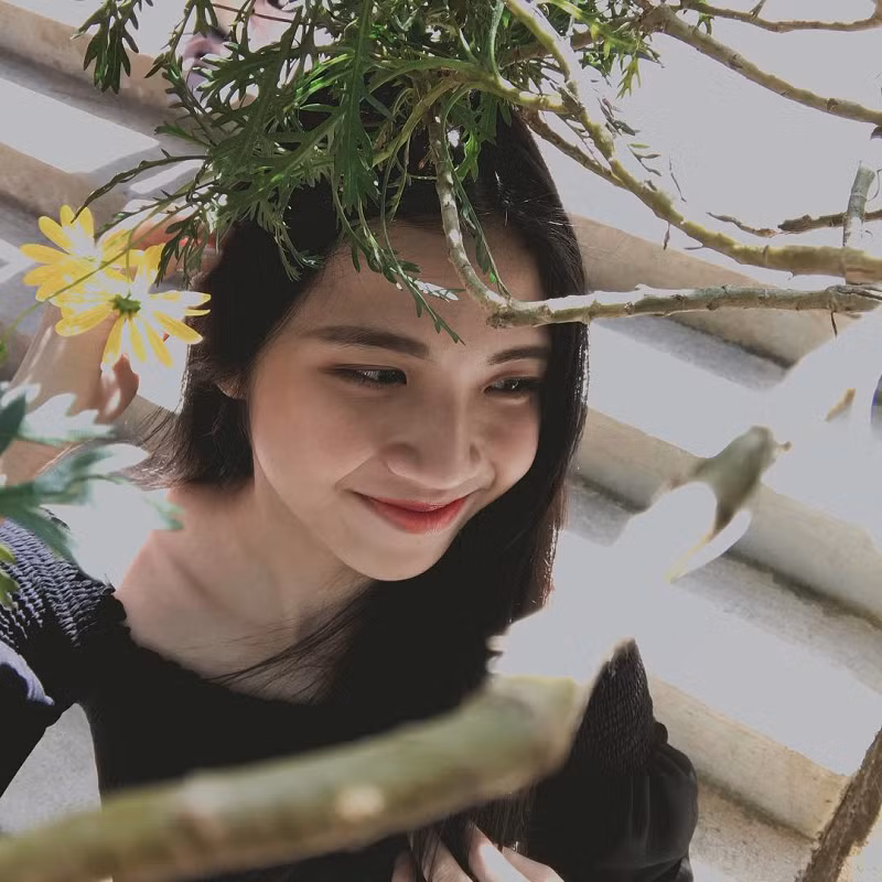 Khi còn học tại Việt Nam, Lan Thy từng tham gia nhiều cuộc thi liên quan đến học thuật và nhận được không ít giải thưởng như giải nhất Cuộc thi khoa học, kỹ thuật cấp thành phố học sinh trung học năm 2015, huy chương vàng môn Lịch sử khối 11 Kỳ thi Olympic tháng 4 TP. HCM lần I, năm học 2014-2015 cùng nhiều cuộc thi liên quan đến âm nhạc, nhan sắc khác.