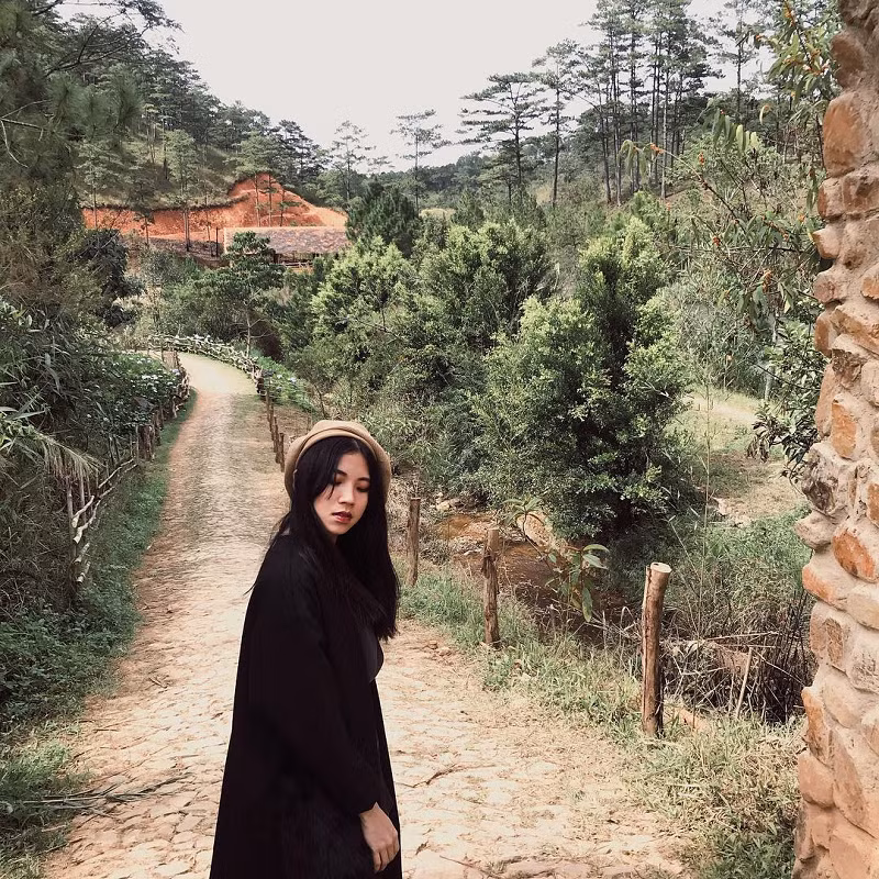 Có vẻ như Lan Thy tỏ ra khá thích thú và dành nhiều lời khen cho những nơi mình đã đi qua tại thành phố ngàn hoa.