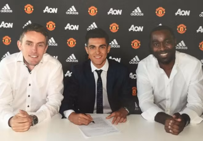 M.U chiêu mộ "sao mai" 16 tuổi: Mặc dù thị trường chuyển nhượng bóng đá mùa hè 2017 đã kết thúc nhưng HLV Mourinho vẫn kịp bổ sung lực lượng. Gương mặt mới gia nhập sân Old Trafford là Arnau Puigmal, 16 tuổi từ Espanyol. Được biết, M.U đã hoàn tất mọi thủ tục từ tháng Bảy song phải đến thời điểm này Arnau Puigmal mới chính thức được công bố. Puigmal được đánh giá là tiền vệ trung tâm giàu triển vọng. Ảnh: Manchester Evening News