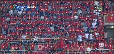 Không khí lễ hội được các CĐV Việt Nam tạo ra trên các khán đài của sân Municipal.