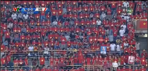 Không khí lễ hội được các CĐV Việt Nam tạo ra trên các khán đài của sân Municipal.