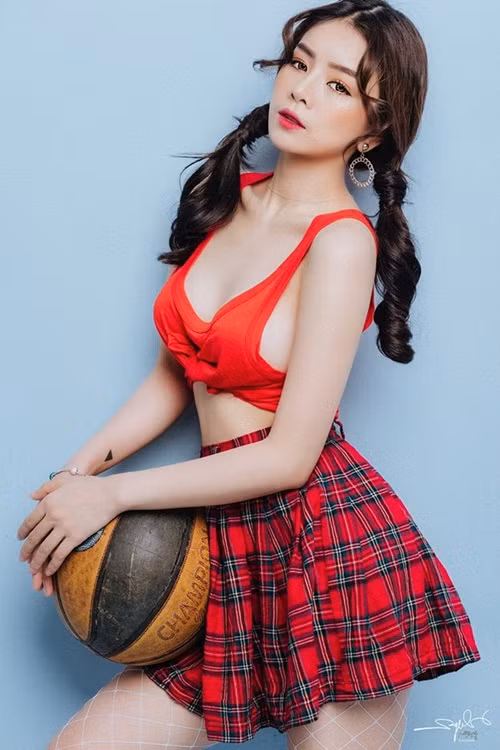 Trong giới nữ DJ Việt Nam, cái tên Mie không còn xa lạ bởi không chỉ bởi chất nhạc lạ mà còn bởi khuôn mặt đẹp, thân hình nóng bỏng cùng phong cách thời trang quyến rũ gây sự thiêu đốt con mắt của NHM.