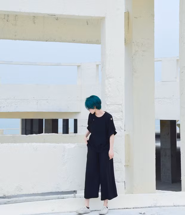 Bên cạnh đó, với sống mũi cao thẳng, bờ môi cong, mắt phượng mày ngài cùng làn da trắng muốt, nhìn Ngộ Không lạnh lùng, thanh khiết mà lại không kém phần hiện đại. Đây cũng chính là đặc điểm khiến cho nhiều người đặt biệt danh cho nữ người mẫu Trung Quốc này là vẻ đẹp không tỳ vết.