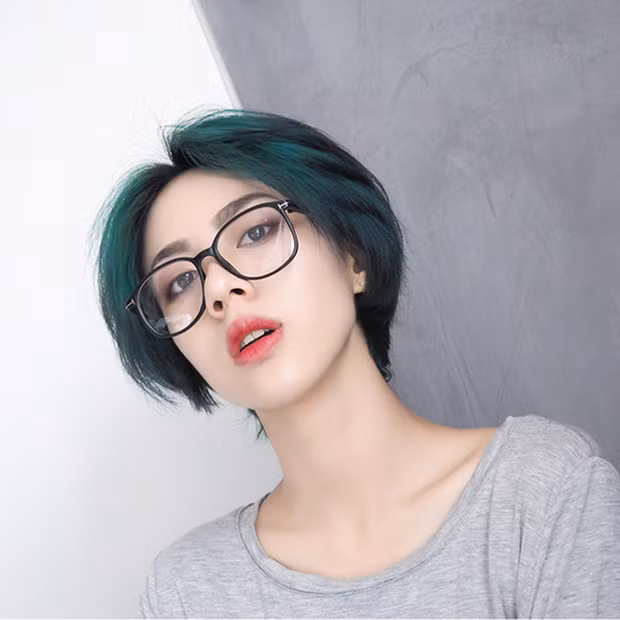 Gap go "my nu toc xanh" mat dep hoan hao