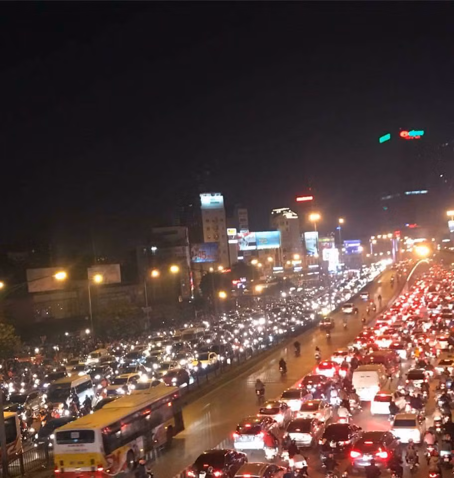 Dòng người tấp nập ngược xuôi trong đêm Giáng sinh. Ảnh sử dụng trong bài: Sưu tầm Facebook.