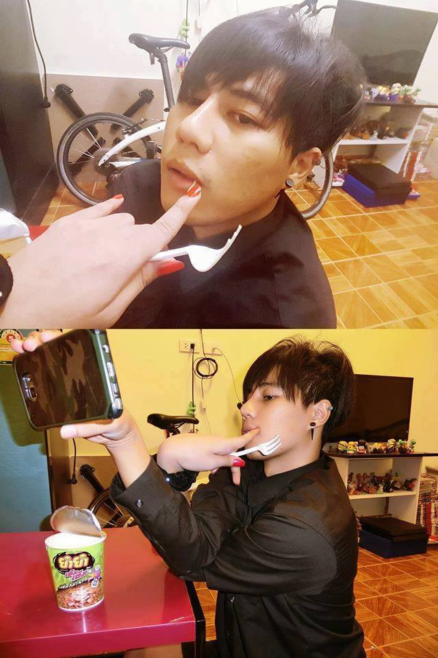 "Đi ăn cùng bạn gái nè" nhưng thực chất do cái cổ tay quá dẻo tạo nên.