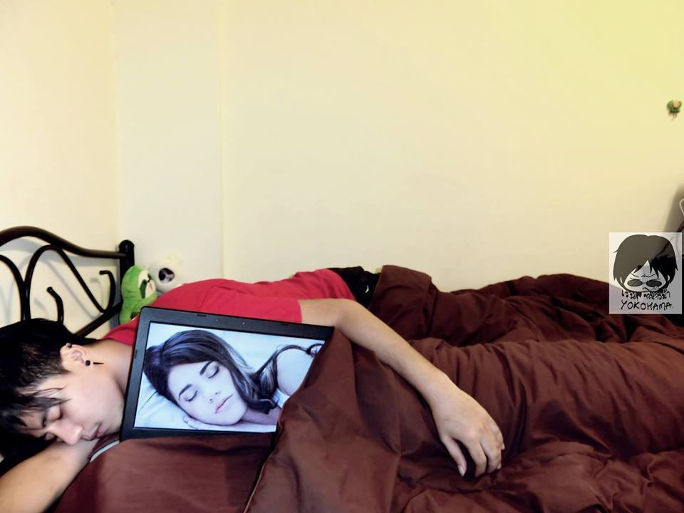 Lạnh quá ôm tạm cái lap ngủ cũng được nhưng miễn sao có hình cô gái.