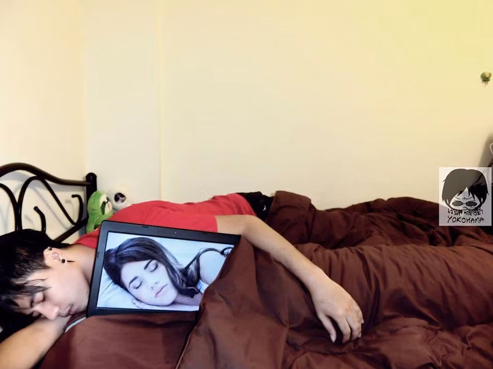 Lạnh quá ôm tạm cái lap ngủ cũng được nhưng miễn sao có hình cô gái.