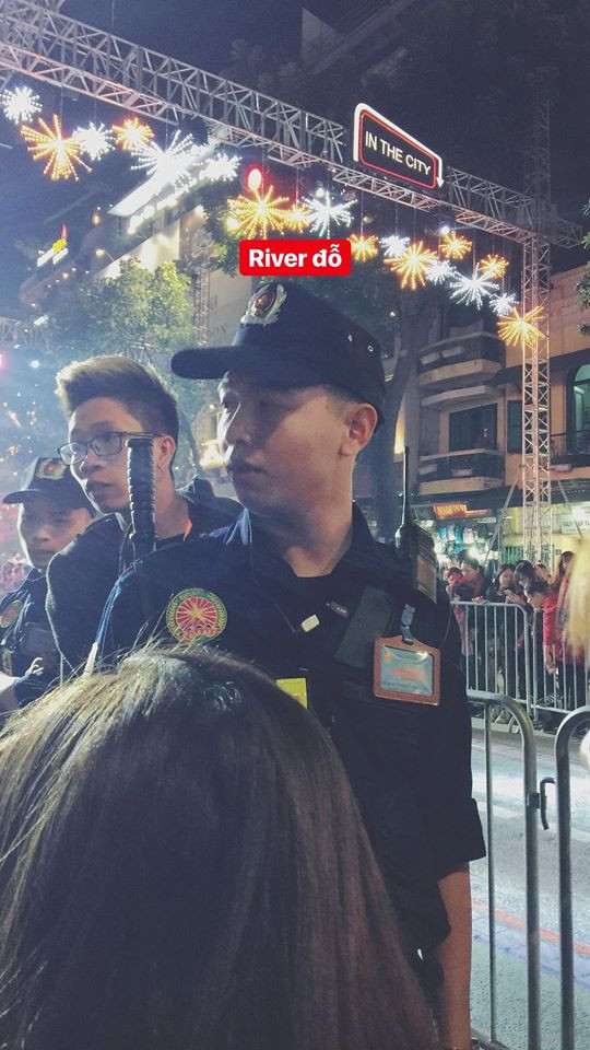 Mới đây, dân mạng lại được dịp "chao đảo" vì loạt ảnh chàng trai bảo an đẹp mê hồn. Dù là góc chụp nghiêng hay khi quay chính diện, gương mặt với sống mũi cao, thân hình vạm vỡ của anh đều khiến hội chị em mê mệt.