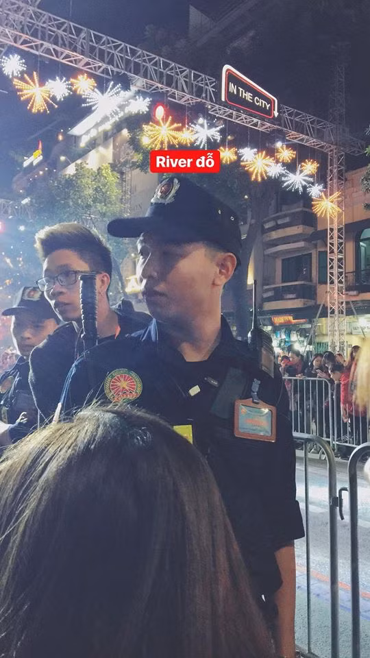 Mới đây, dân mạng lại được dịp "chao đảo" vì loạt ảnh chàng trai bảo an đẹp mê hồn. Dù là góc chụp nghiêng hay khi quay chính diện, gương mặt với sống mũi cao, thân hình vạm vỡ của anh đều khiến hội chị em mê mệt.