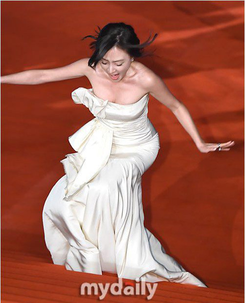 Nữ diễn viên Song Ha Yoon mặc váy cúp ngực gợi cảm nhưng bị vấp trên bậc thềm thảm đỏ khiến cô ngượng chín mặt.