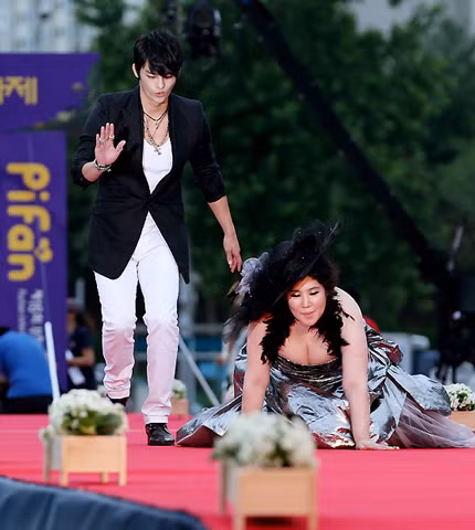 Ngôi sao phim 19+ Lee Jin Joo với chiếc váy quá chật khiến cô gặp sự cố trượt chân ngã.