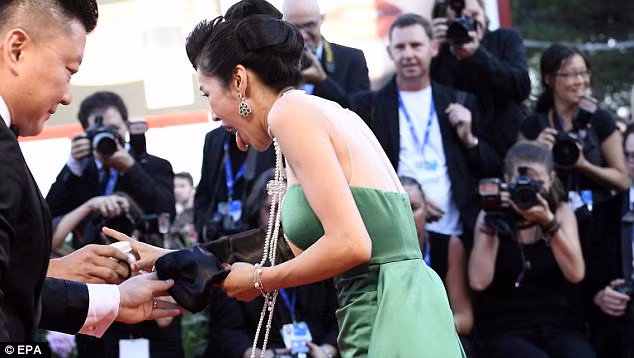 Sự cố không mong muốn khiến Moon So Ri khá lúng túng. Đến với LHP Vinice lần này, cô còn là một thành phần ban giám khảo.