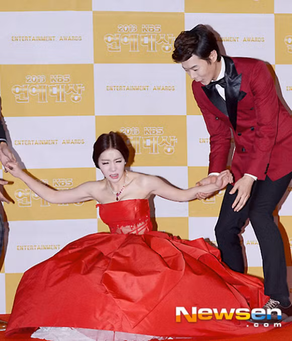 Mặc gợi cảm giúp sao Hàn nổi bật trên thảm đỏ nhưng đôi khi sự rườm rà lại trở thành phản chủ. Người đẹp Somi bị vấp ngã ngay trên thảm đỏ lễ trao giải KBS Entertainment 2013.