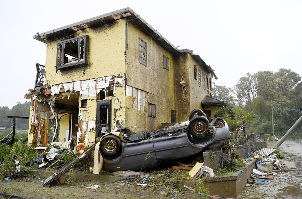 Ngôi nhà và chiếc xe được cho là bị hư hại do lốc xoáy ở Ichihara, tỉnh Chiba vào sáng 12/10, theo giờ địa phương.