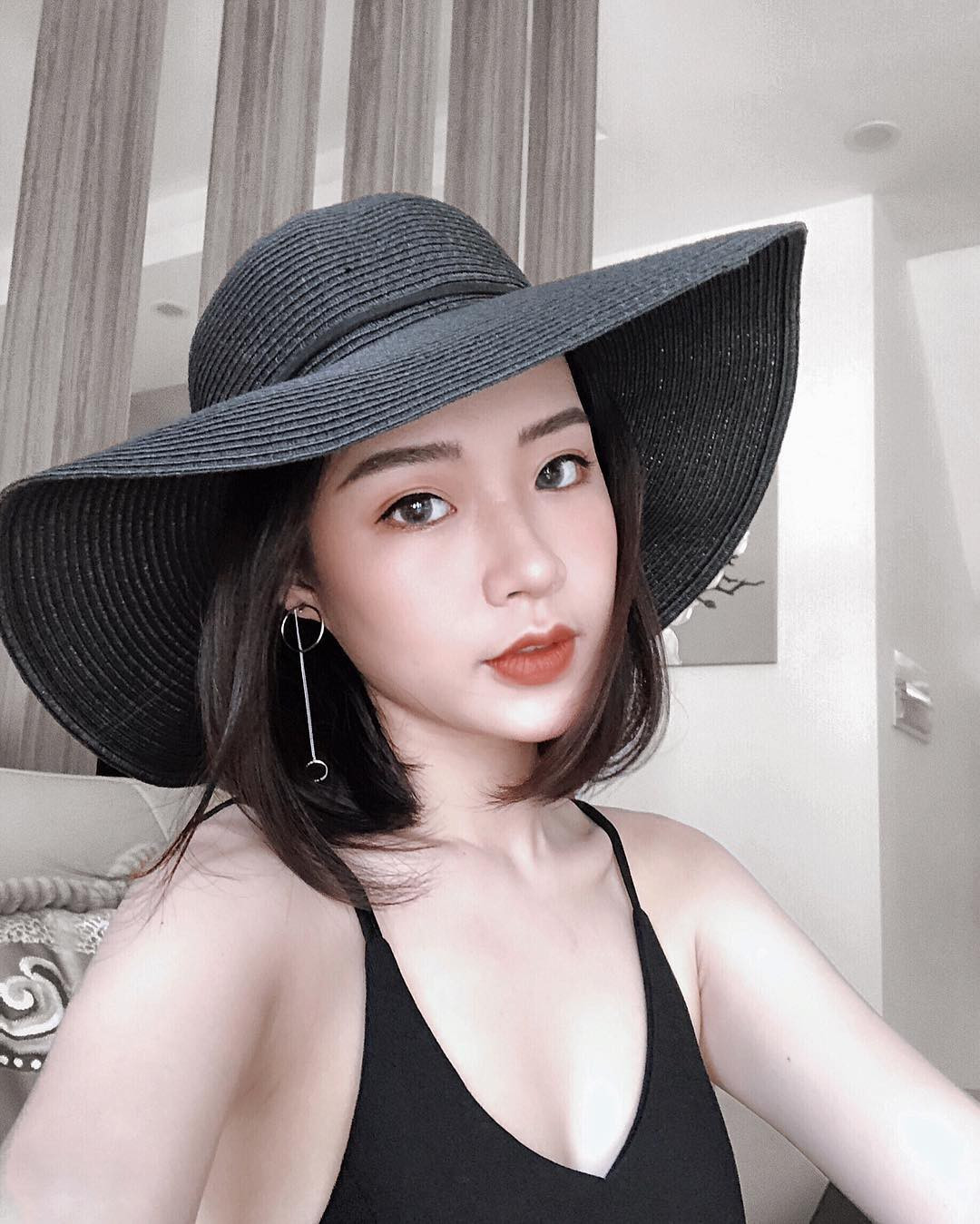 Ngay sau đó, nhiều người đã ngay lập tức tìm hiểu về vợ sắp cưới của Rhymastic. Hóa ra, cô nàng ấy cũng xuất sắc chẳng kém chồng tương lai của mình.