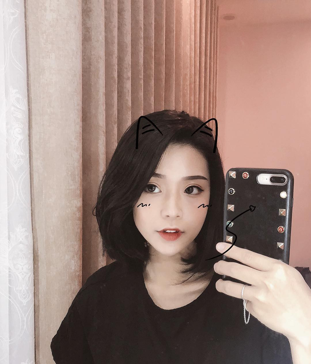 Thanh Huyền sở hữu gương mặt rất cuốn hút và xinh đẹp đúng kiểu con gái Á Đông. Nét thanh tú, nhẹ nhàng của cô nàng khiến bất kì ai gặp lần đầu cũng đều xao xuyến