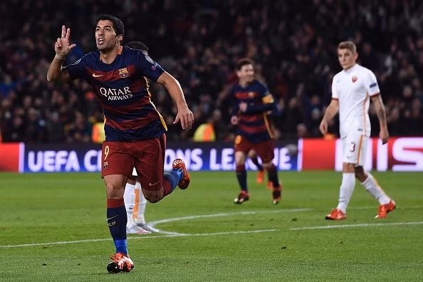 Luis Suarez (Barcelona) tiếp tục thể hiện phong độ thăng hoa mùa này khi ghi 2 bàn, kiến tạo 1 và hai lần mở ra cơ hội cho đồng đội. Cú đúp vào lưới Roma giúp Suarez nâng tổng số pha lập công tại giải năm nay lên 17 bàn trên mọi mặt trận, trong đó có 5 bàn tại Champions League.