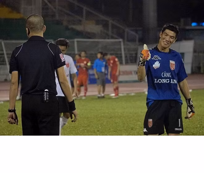 Theo thông tin mới nhận được, CLB Long An đã quyết định treo giò vô thời hạn với thủ môn Minh Nhựt, vì hành động quay lưng lại với tình huống bắt penalty, làm "trò hề" chiều 19/2. Bên cạnh đó, chủ tịch Võ Thành Nhiệm cũng đã chính thức lên tiếng và nhiều thông tin cho rằng ông sẽ từ chức sau "trò lố" vừa rồi trên sân Thống Nhất. Ảnh: Bongda+.