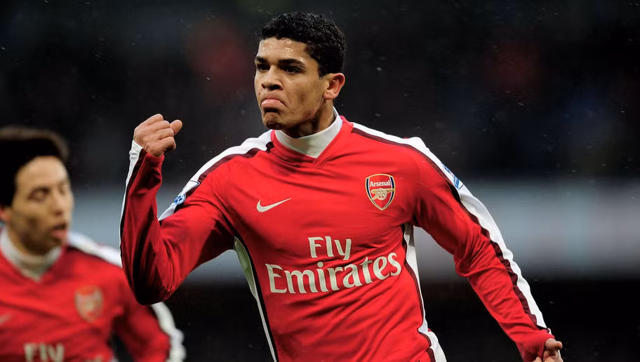 Denilson gia nhập Arsenal với mức phí 3.4 triệu bảng khi mới 18 tuổi từ ông lớn nổi tiếng của bóng đá Brazil, Sao Paulo. Mùa giải 2008/09 năm 21 tuổi, Denilson 37 lần ra sân ở Premier League, ghi đến 3 bàn và 7 lần kiến tạo. Tuy vậy những chấn thương đã sớm cản trở sự phát triển của tiền vệ này tại CLB thành London.