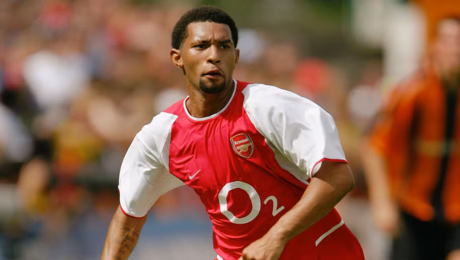 Jermaine Pennant về với Arsenal năm 15 tuổi và có cú hat-trick vào lưới Southampton không lâu sau đó. Tưởng rằng, cầu thủ này sẽ thăng hoa nhưng ai ngờ, Pennant đã tự phá hỏng đời mình với những vấn đề ngoài sân cỏ.