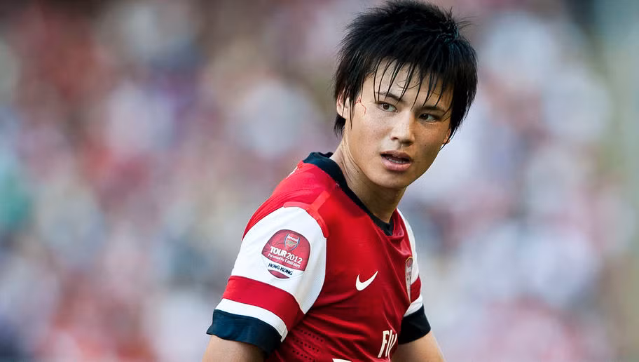 Ryo Miyaichi từng được mệnh danh là “Cristiano Ronaldo châu Á” khi ký hợp đồng với Arsenal. Tuy vậy sự nghiệp của cầu thủ thuận cả hai chân này lại nhanh chóng bị tàn phá bởi những chấn thương dai dẳng. Năm 2015, sau khi trôi dạt qua 5 bên đỗ khác nhau theo dạng cho mượn, Ryo Miyaichi chính thức đầu quân cho St. Pauli của hạng 2 Đức.
