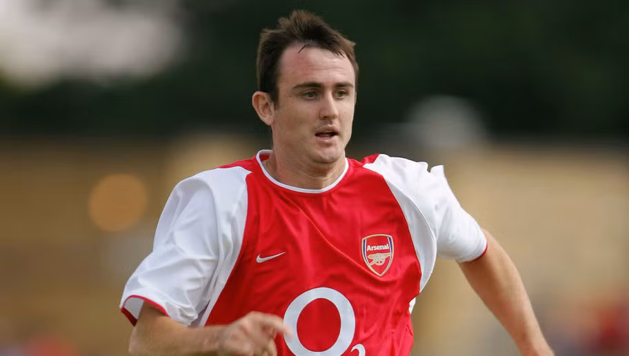 Francis Jeffers nổi đình nổi đám nước Anh với biệt tài săn bàn và được đánh giá sẽ sớm trở thành một Thierry Henry mới. Tuy nhiên, sau khi chuyển đến Highbury với mức giá 8 triệu bảng từ Everton, kỷ lục thời đó của Pháo thủ, Francis Jeffers không để lại quá nhiều ấn tượng.