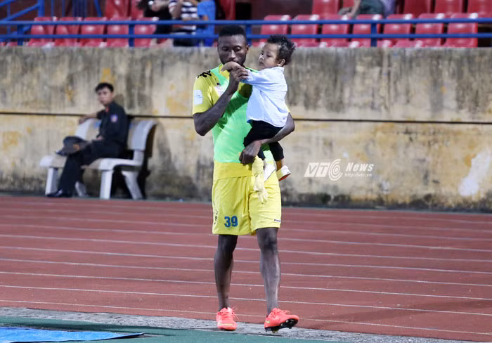 Cũng trong trận đấu với Đồng Tháp, Hoàng Vũ Samson bên Hà Nội T&amp;T được thay ra ở giữa hiệp hai. Nhưng chắc vì quá nhớ con gái và cũng phần vì đội nhà chắc chắn chiến thắng nên cầu thủ này đã bế con gái rời sân khi chưa hết trận đấu. Đây là hình ảnh thiếu chuyên nghiệp tại V.League 2015.