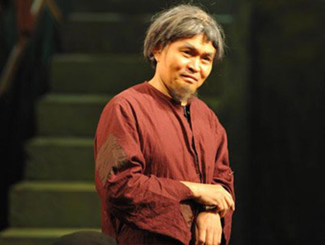 Tuy nhiên điểm dễ nhận thấy trong nơi ở của Xuân Hinh là anh lựa chọn nội thất, một số vật trang trí theo phong cách cổ kính. Điểm đặc biệt chưa dừng lại ở đó. Nếu chỉ nhìn hình tượng cá nhân và vật dụng trong gia đình, sẽ rất ít người biết diễn viên Xuân Hinh chính là một "tay chơi" hàng hiệu khét tiếng. Ở trong nhà, Xuân Hinh sắp xếp hẳn một khu để trưng bày những mẫu kính, nước hoa thuộc những thương hiệu đắt đỏ. Đây là những món đồ anh tự mua khi lưu diễn nước ngoài hoặc nhờ người quen xách tay về.